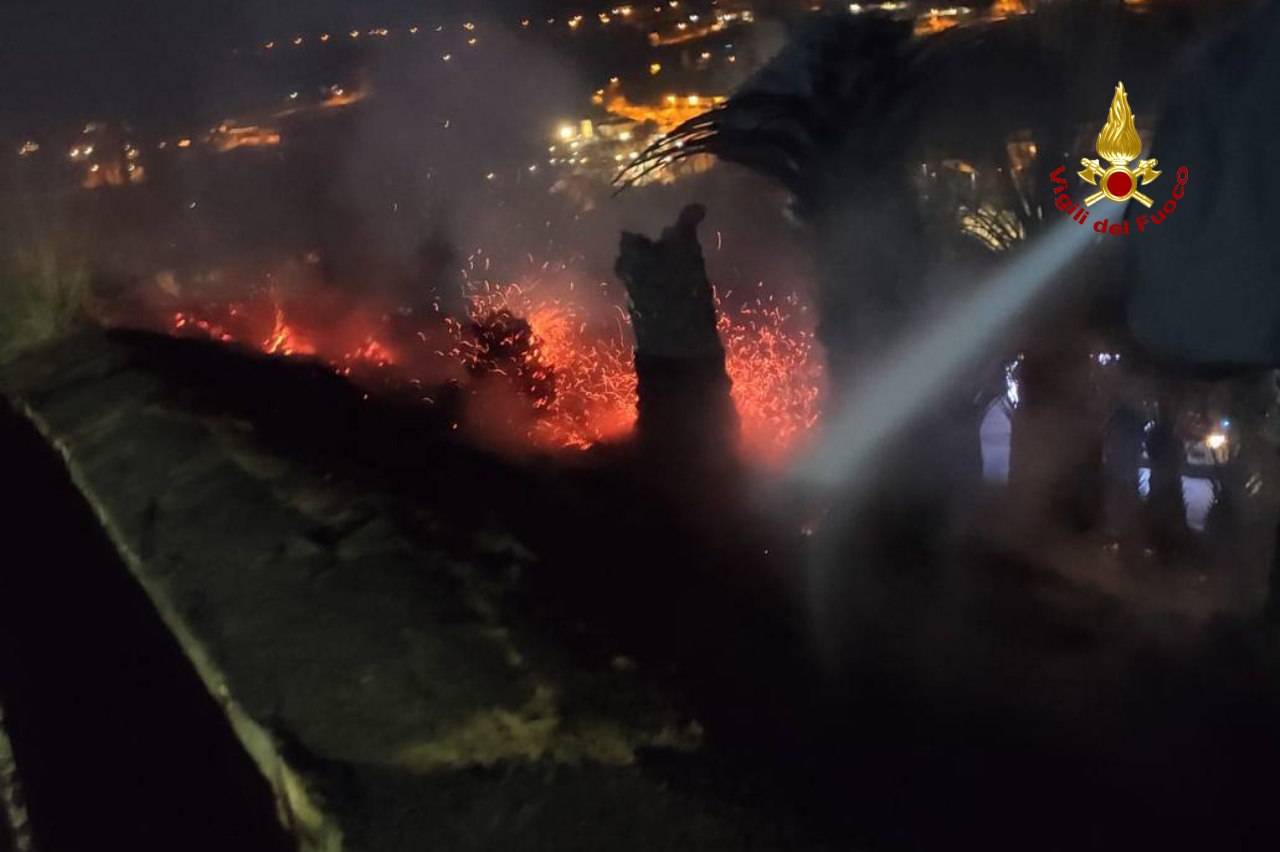 Incendio nel cuore di Fermo, in azione vigili del fuoco